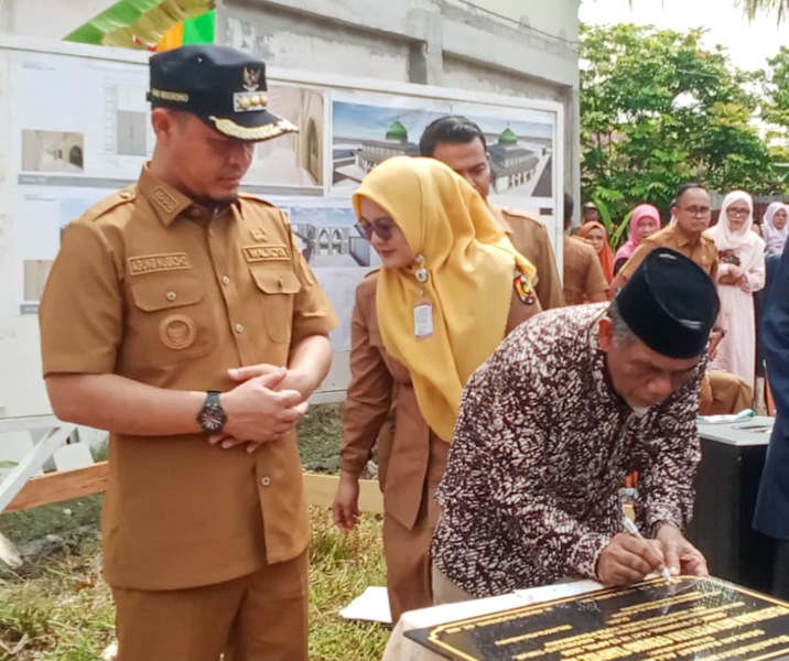 Wali Kota Pekanbaru Agung Nugroho bersama Ketua Yayasan Paripurna Al Furqan Beringin Indah, Nazir Karim, menandangani prasisti Gedung Tahfiz Al Furqan. Foto: Istimewa.