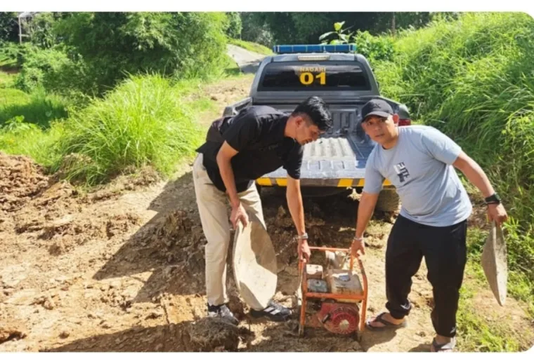 Mesin pompa yang digunakan untuk penambangan emas di Sijunjung