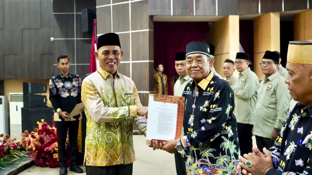 Bupati Inhil menyerahkan SK pelantikan FPK Inhil