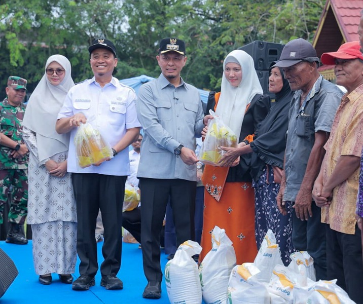 Wali Kota Pekanbaru Agung Nugroho bersama Wawako Markarius Anwar menyalurkan bantuan pangan kepasa warga Senapelan, Rabu (15/4/2026). Foto: Istimewa.