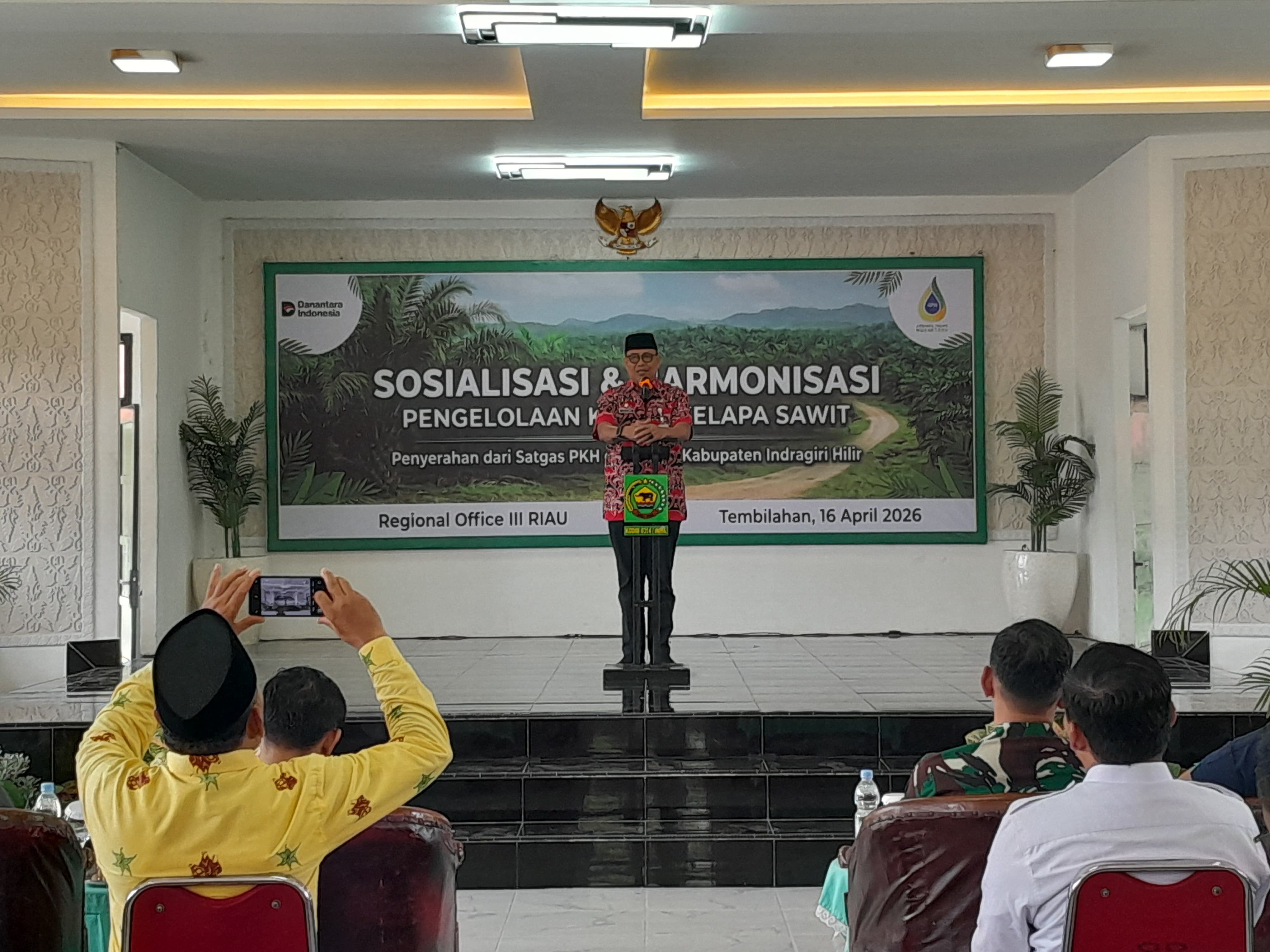 Sosialisasi dan harmonisasi pengelolaan kebun kelapa sawit di Inhil