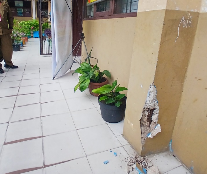 Kondisi retak pada tiap tiang penyangga gedung berlantai dua di SD Negeri 88 Pekanbaru. Foto: Surya/Riau1.