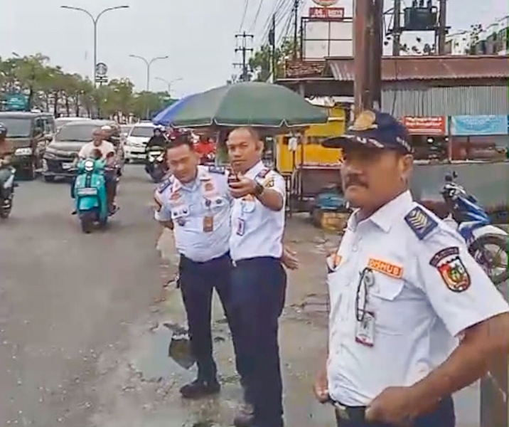 Kepala Dishub Pekanbaru Masykur Tarmizi saat memantau area yang digunakan pengendara motor di Jalan Soebrantas. Foto: Istimewa.