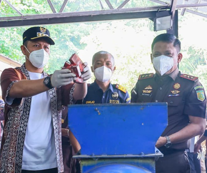 Wali Kota Pekanbaru Agung Nugroho bersama Kejati Riau Sutikno dan Kakanwil DJBC Riau Dwijo Muryono di Unit Pengelolaan Komposting Hutan Kota, Kamis (23/4/2026). Foto: Istimewa.