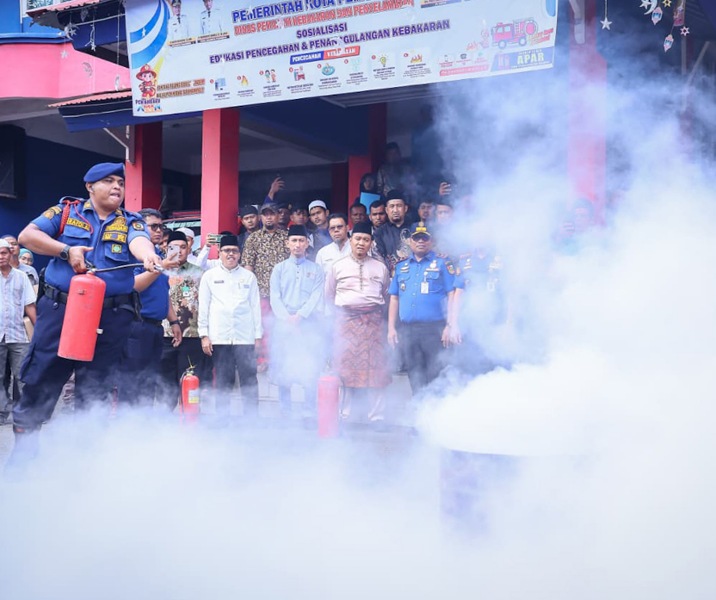 Petugas damkar mempraktikkan penggunaan APAR di Kantor DPKP Pekanbaru, Jumat (24/4/2026). Foto: Istimewa.