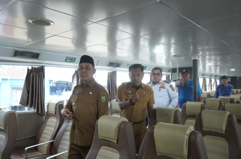 Bupati Inhil, Herman tinjau kapal feri yang akan bawa jemaah haji