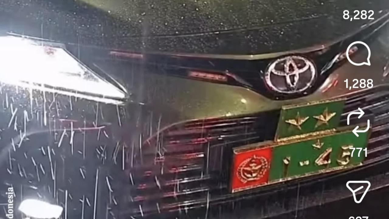 Mobil Dinas TNI melawan arus