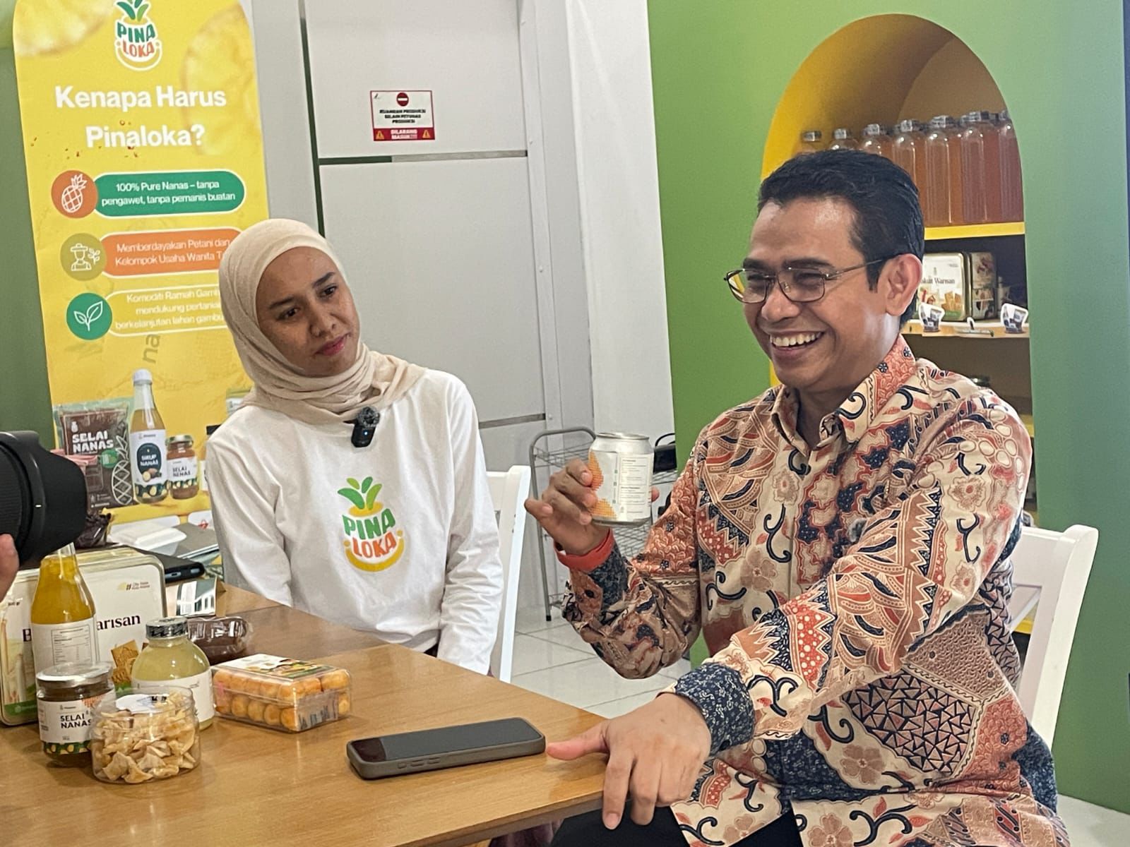 Anggota DPR RI Dapil Riau, Hendry Munief meninjau UMKM Pinaloka Siak