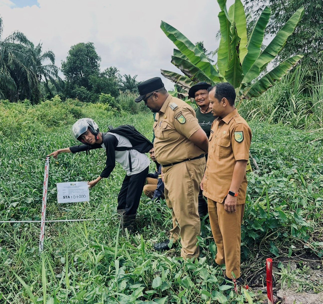 Camat Tembilahan, Ari Syuria, turun langsung meninjau kondisi aliran sungai dan parit di sejumlah titik strategis