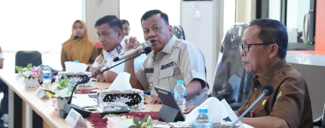 Bupati Kuansing, Suhardiman Amby memberikan arahan dalam rapat