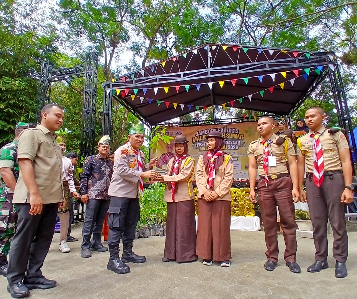 Direktur Binmas Polda Riau Kombes Eko Budhi Purwono didamping Ketum PMRI Khoirul Bashar dan Kepala DLHK Pekanbaru Reza Aulia Putra menyerahkan bibit pohon kepada peserta Jambore Ekologis Malay Youth Summit dan Festival Kebudayaan Melayu Riau di Taman Rekreasi Alam Mayang, Pekanbaru, Kamis (21/5/2026