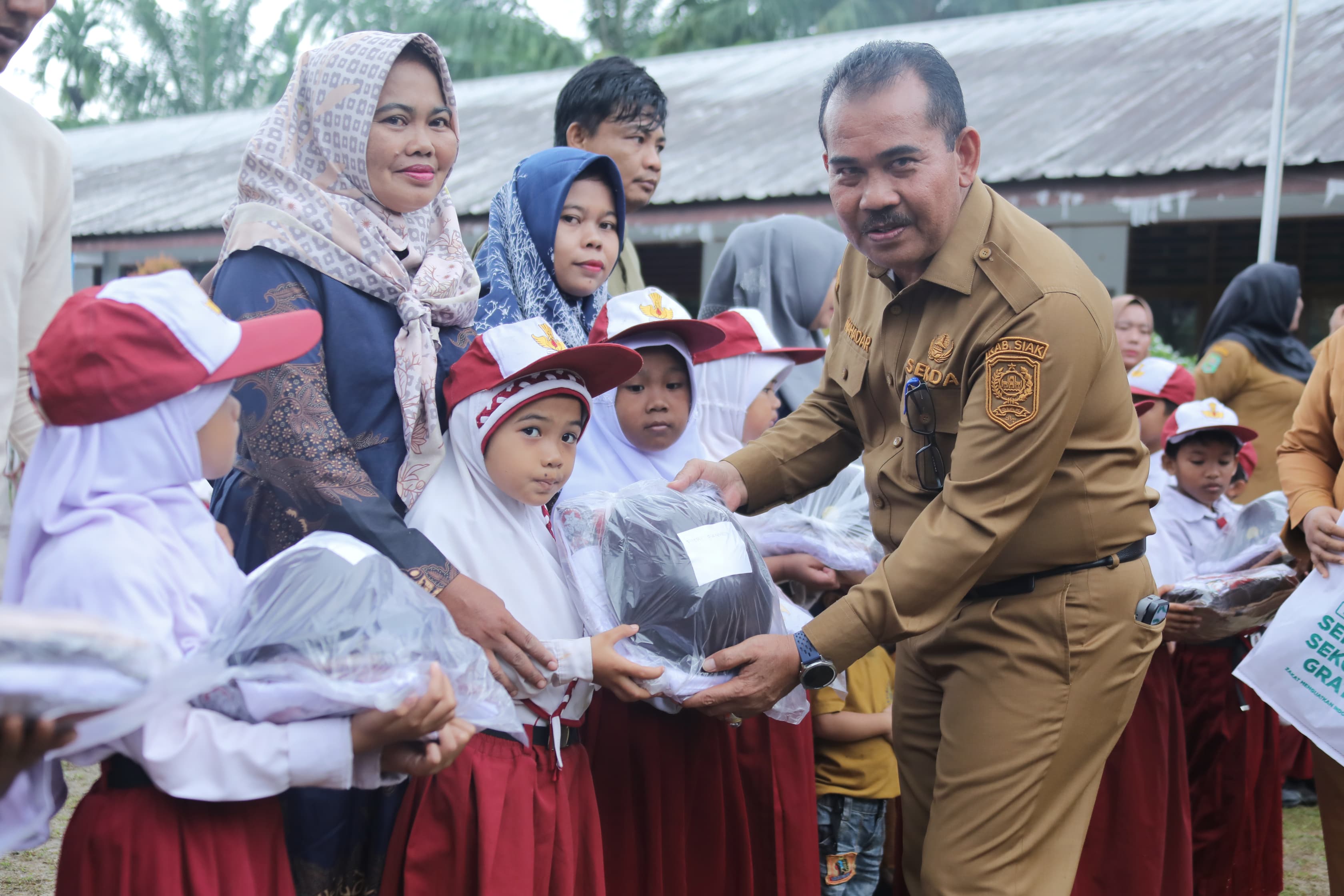 Penyerahan seragam gratis di Siak