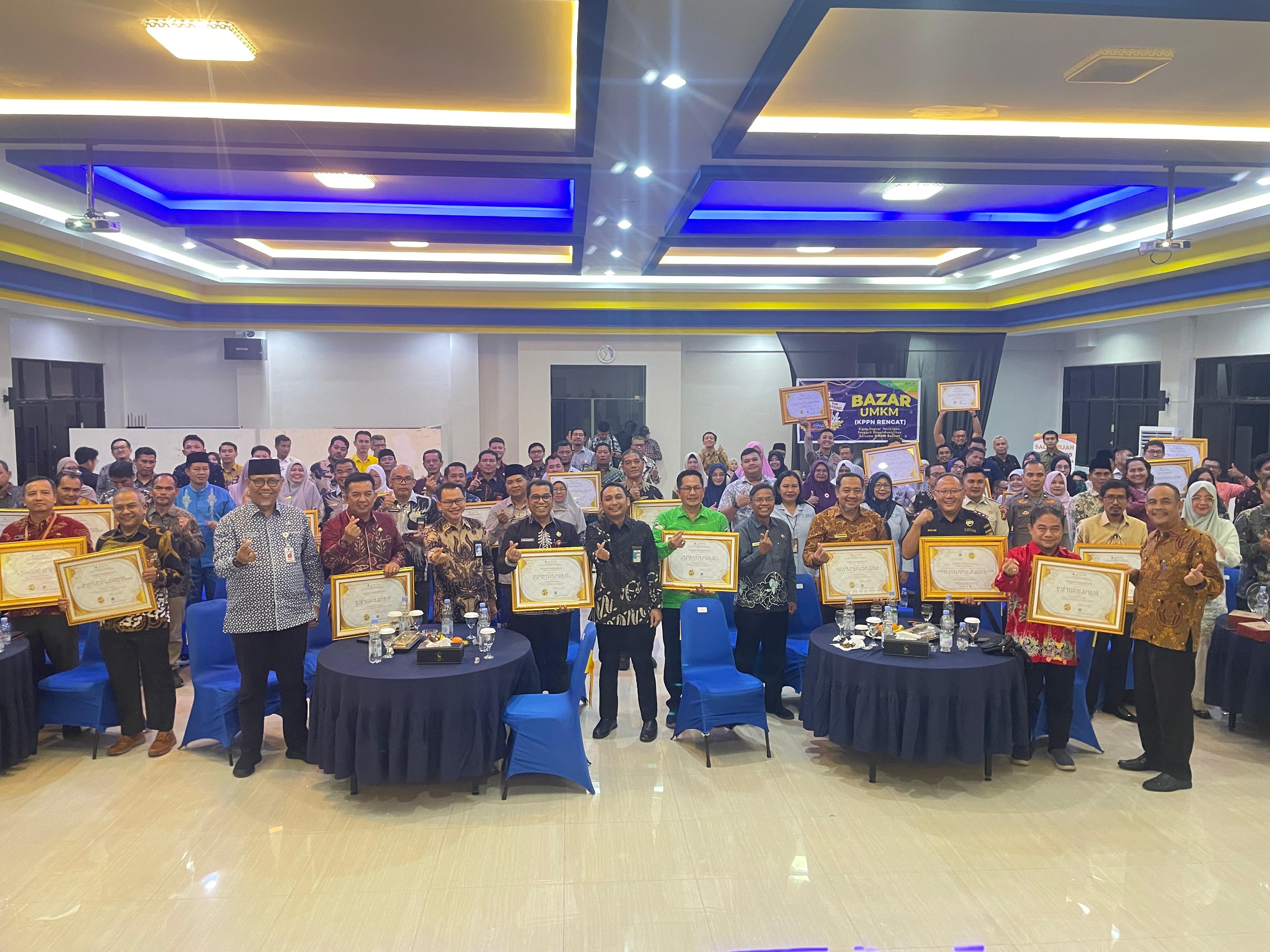 Sekda Inhil Bersama Sekda Inhu dan Kuansing serta pihak lainnya usai menerima piagam penghargaan