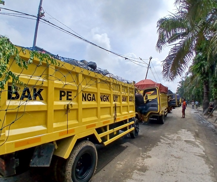 Truk pengangkut sampah antre saat akan masuk ke TPA 2 Muara Fajar. Foto: Surya/Riau1.