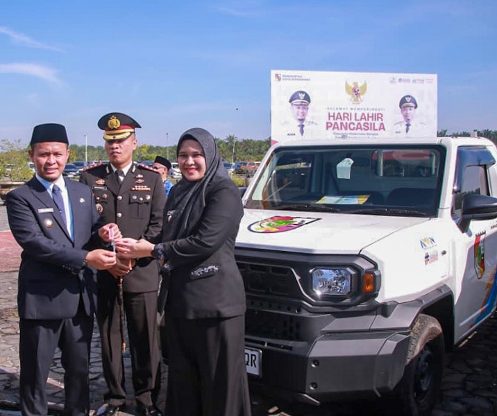 Wali Kota Pekanbaru Agung Nugroho menyerahkan kunci mobil pikap untuk pasukan kuning kepada Camat Senapelan Rein Rizka Karvy. Foto: Istimewa.