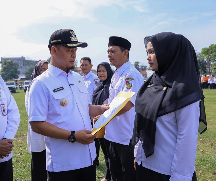 Wali Kota Pekanbaru Agung Nugroho menyerahkan SK penugasan ASN ke tiap RW di Lapangan Belimbing, Rabu (3/6/2026). Foto: Istimewa.