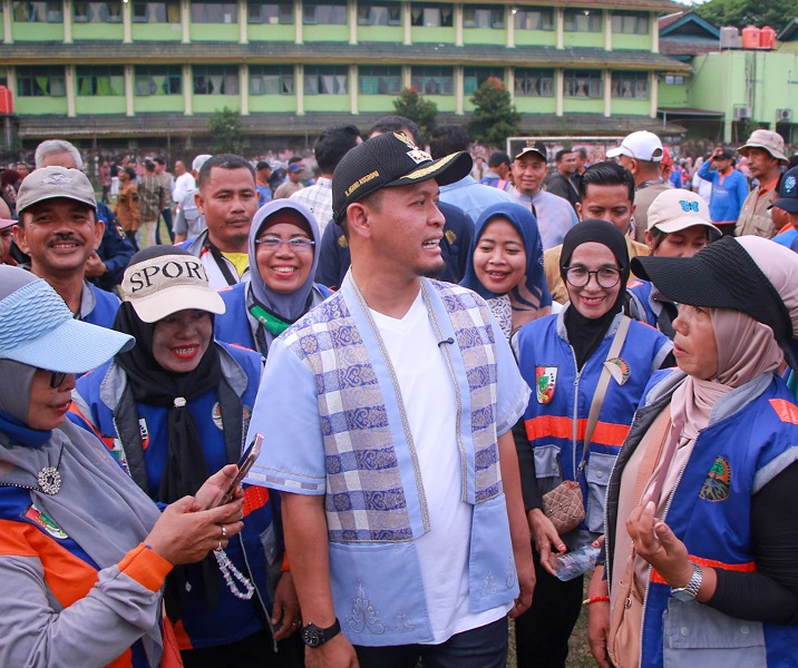 Wali Kota Pekanbaru Agung Nugroho bersama para petugas kebersihan. Foto: Istimewa.