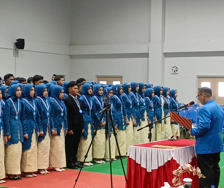 Prosesi pengambilan sumpah asisten tenaga kesehatan SMK Farmasi Ikasari Pekanbaru. Foto: Surya/Riau1.