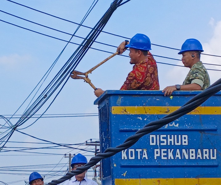 Wali Kota Pekanbaru Agung Nugroho memotong kabel fiber optik di Jalan Ronggowarsito. Foto: Surya/Riau1.