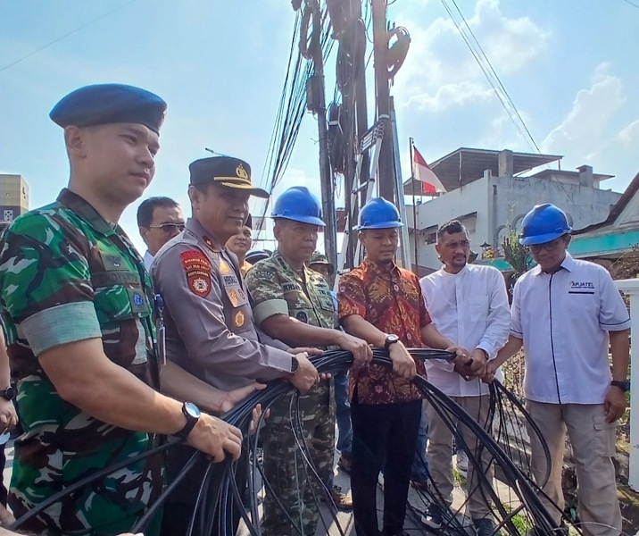 Wali Kota Pekanbaru Agung Nugroho bersama Forkopimda dan APJATEL Riau usai pemotongan kabel fiber optik. Foto: Surya/Riau1.