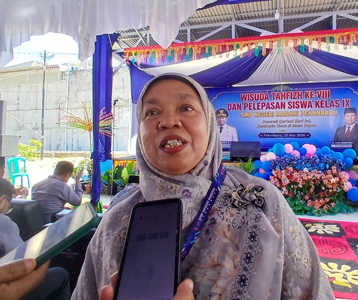 Plt Kepala SMP Negeri 41 Madani Pekanbaru Marlina. Foto: Surya/Riau1.