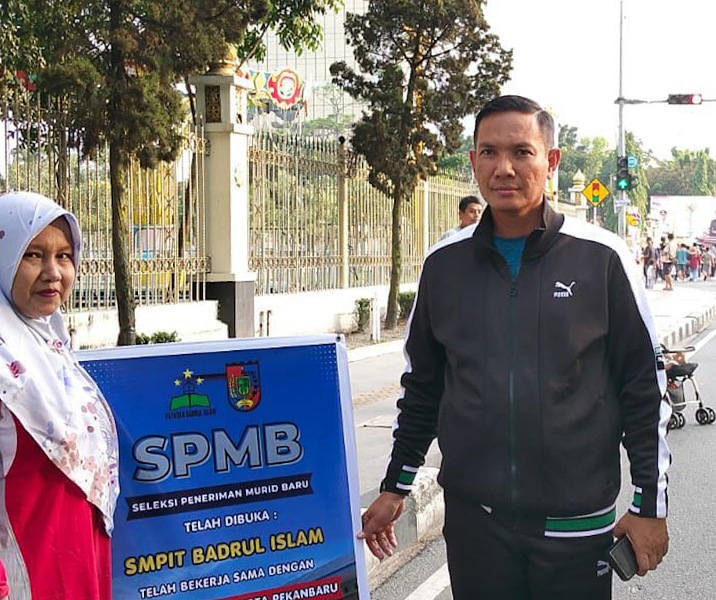 Plt Kepala Disdik Pekanbaru Alek Kurniawan saat sosialisasi SMP swasta yang telah bekerja sama dengan Pemko Pekanbaru. Foto: Istimewa.