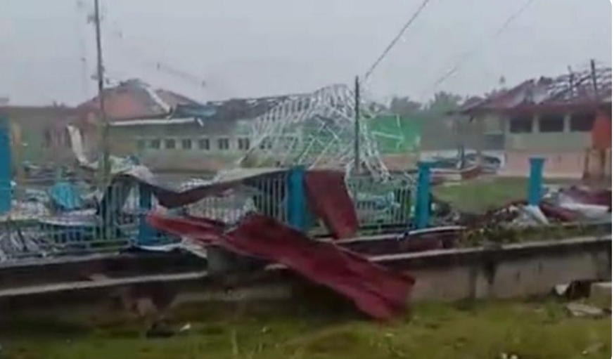 Sekolah yang rusak karena angin puting beliung