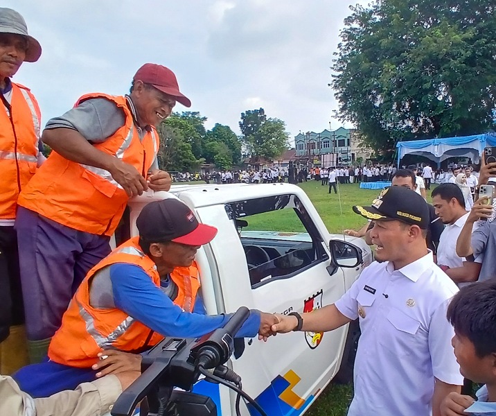Wali Kota Pekanbaru Agung Nugroho memberikan arahan kepada tenaga OP salah satu kecamatan. Foto: Surya/Riau1.
