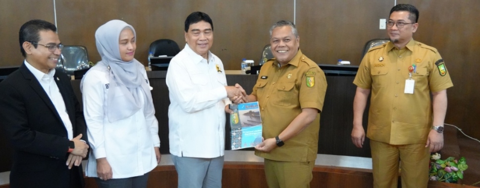 Penyerahan usulan pembangunan Kuansing melalui Anggota DPR RI