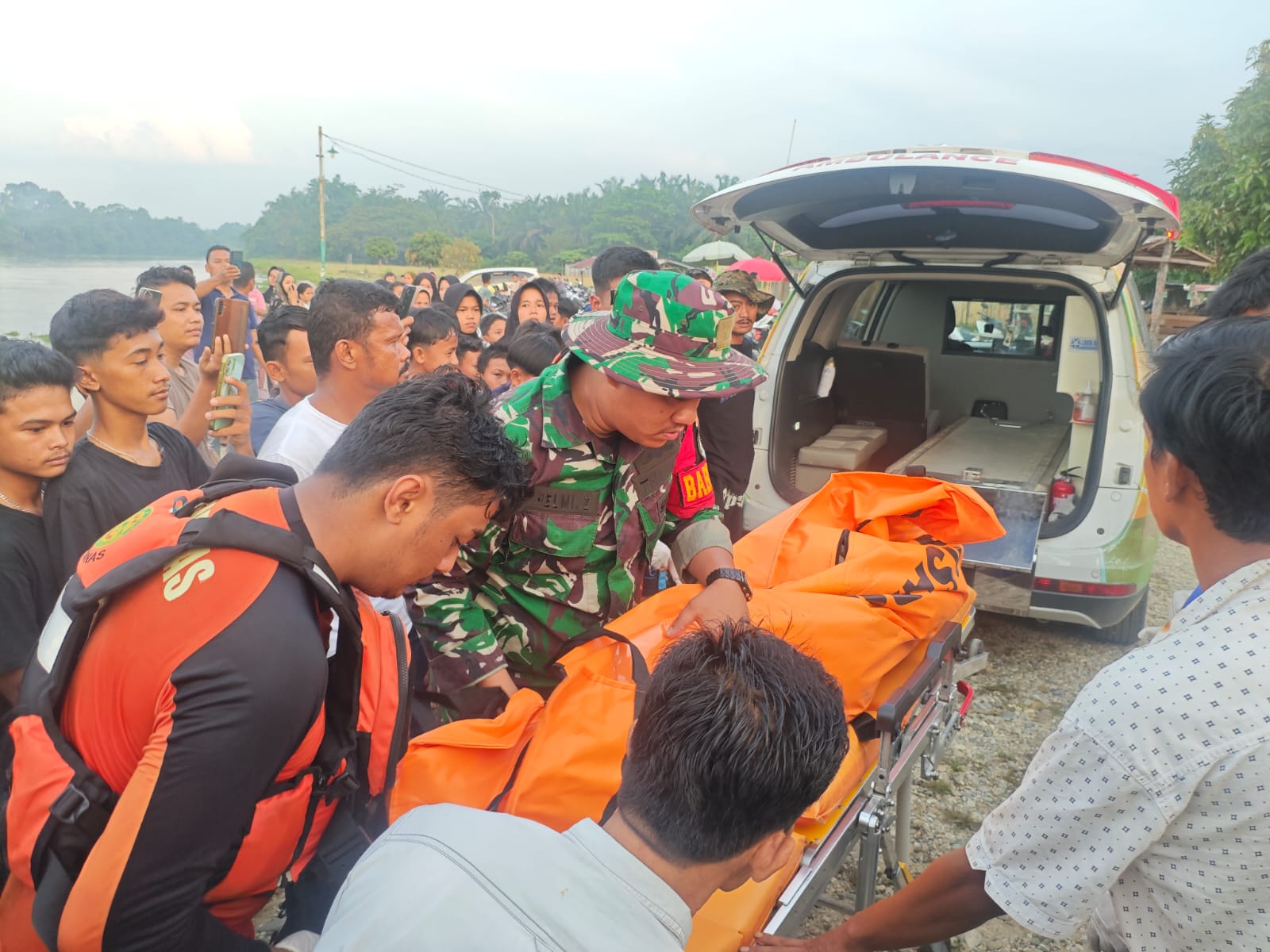 Evakuasi Korban Tenggelam di Sungai Kampar
