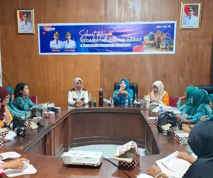 TP PKK Kecamatan Rumbai Barat menggelar sosialisasi mengenai bahaya penggunaan minyak jelantah di aula kantor kecamatan, Selasa (9/6/2026). Foto: Istimewa.