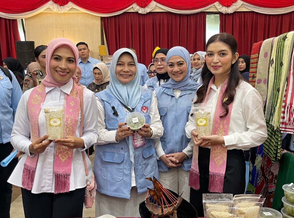 Ketua Dekranasda memperlihatkan produk UMKM