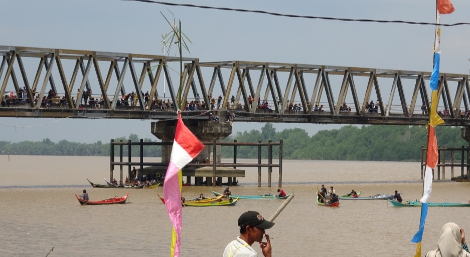 Lomba Pacu Pompong di Inhil