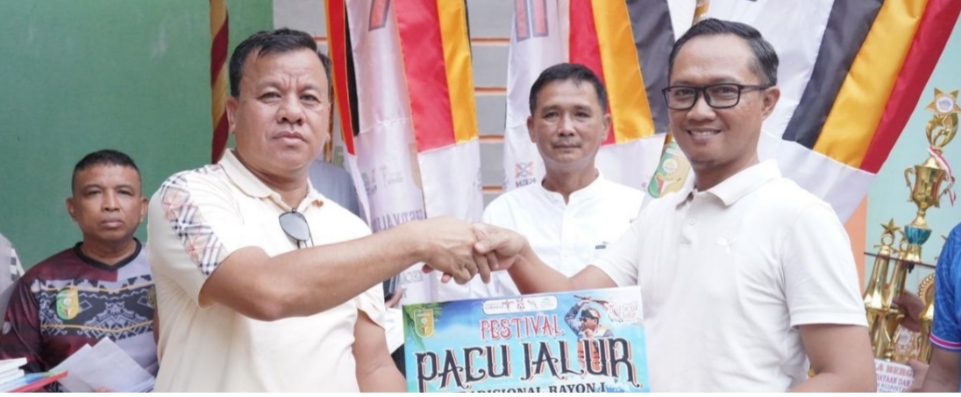 Penyerahan hadiah pemenang Pacu Jalur di Inuman