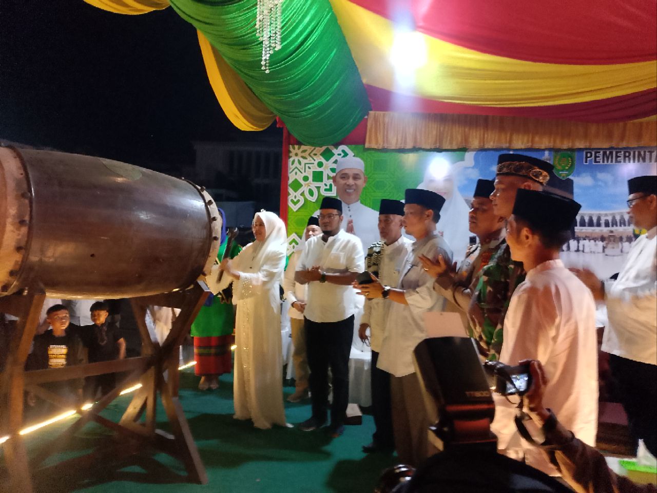 Ketua DPRD Inhil, Iwan Taruna ikut membersamai pemukulan gendang tanda dimulainya pawai takbir