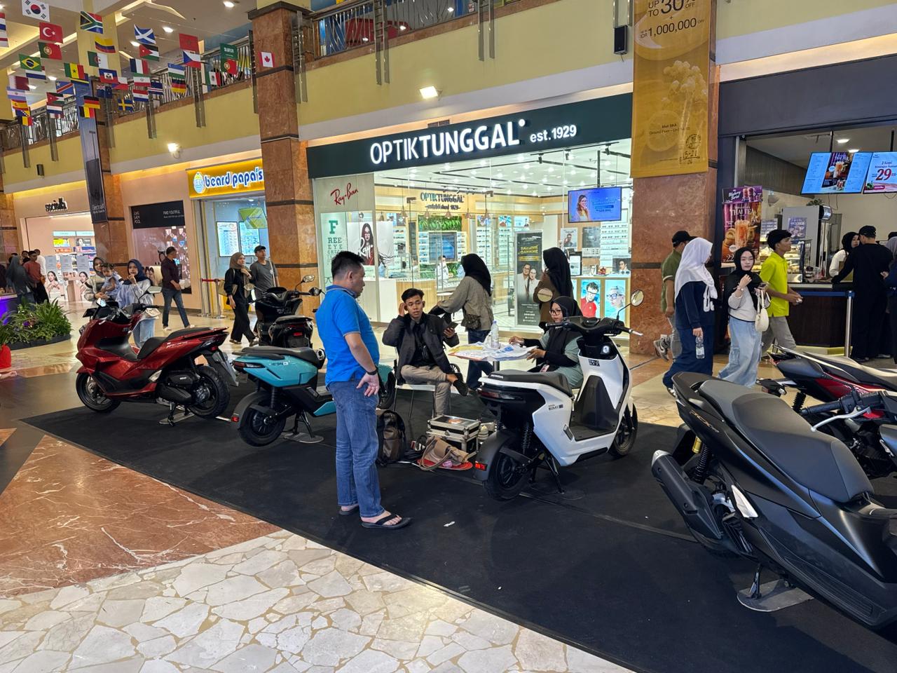 Pameran menghadirkan jajaran skutik premium Honda