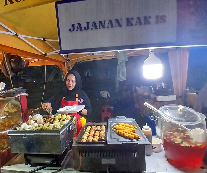 Karyawan Jajanan Kak Is sedang membuat menu siomai untuk pembeli di Gelanggang Remaja Pekanbaru. Foto: Surya/Riau1.