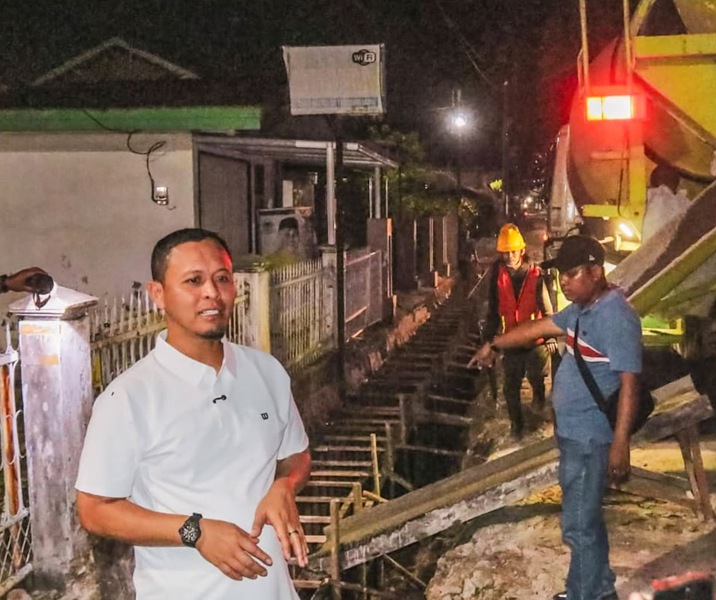 Wali Kota Pekanbaru Agung Nugroho memantau pembangunan drainase Jalan Embun Pagi. Foto: Istimewa.