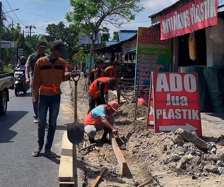 Dinas PUPR Pekanbaru memulai proses pengecoran bahu jalan di Jalan Rambutan. Foto: Istimewa.