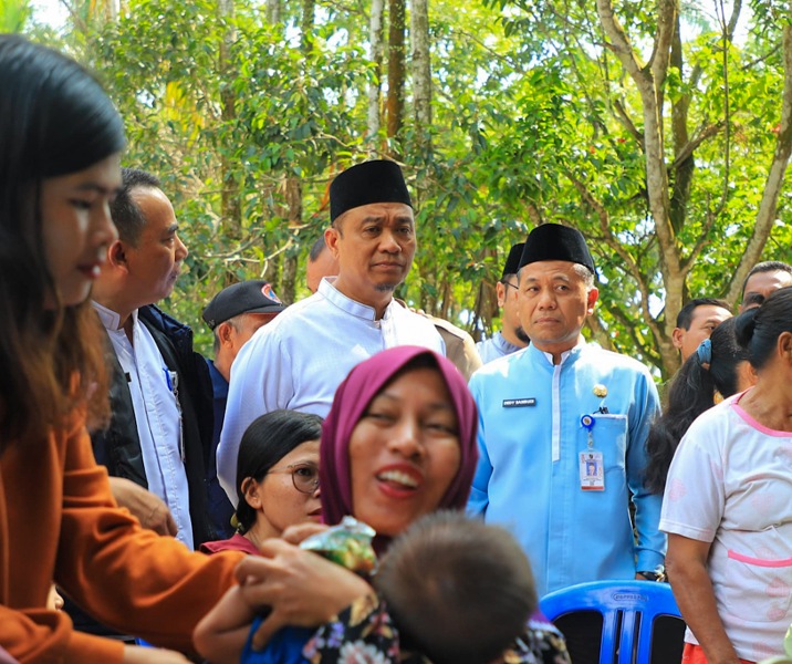 Wawako Pekanbaru Markarius Anwar meninjau kondisi warga Jalan Pantau, Rumbai Barat, usai dua orang meninggal dunia akibat diare. Foto: Istimewa.
