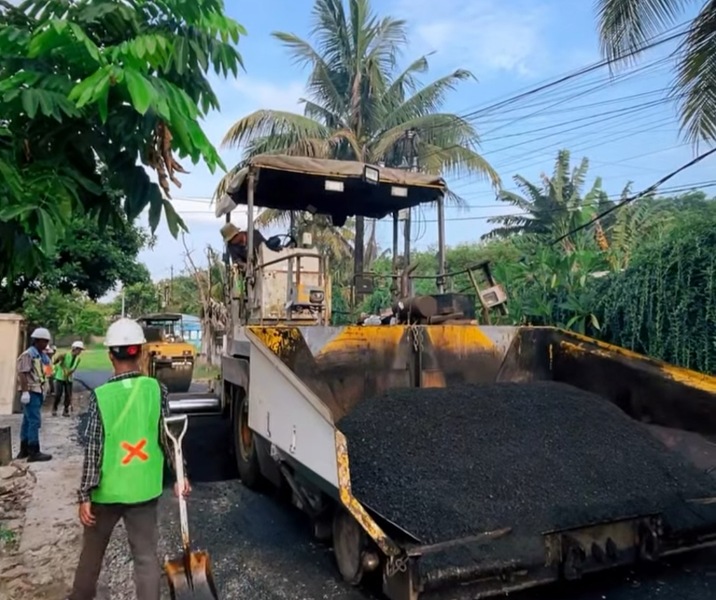 Dinas PUPR Pekanbaru memulai proses overlay di Jalan Melati. Foto: Istimewa.