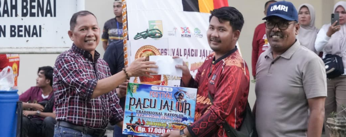 Penyerahan Hadiah Juara Pacu Jalur Rayon III Benai