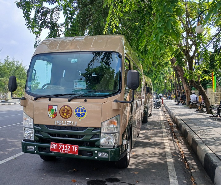 Dua unit bus sekolah gratis melayani para pelajar mulai tahun ajaran baru ini. Foto: Surya/Riau1.