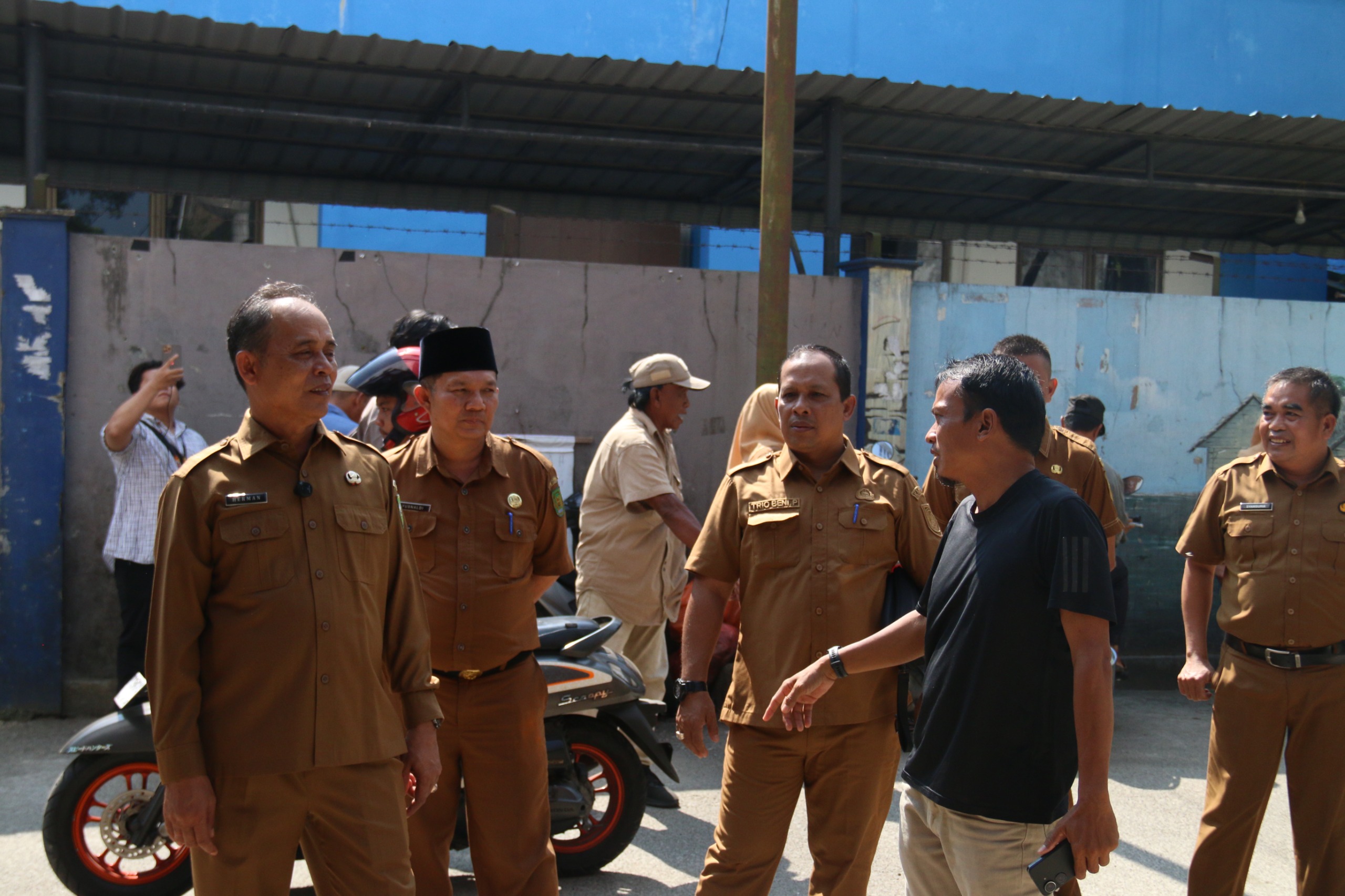 Bupati Inhil, Herman tinjau pembangunan Tempat Penampungan Sementara pedagang di Jalan Yos Sudarso
