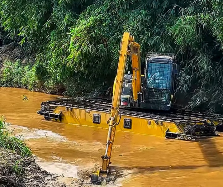 Alat berat ekskavator amfibi melakukan normalisasi Sungai Sail. Foto: Istimewa.