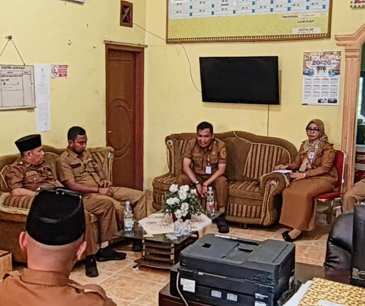 Camat Kulim Fajri Adha saat berkunjung ke Kantor Kelurahan Kulim. Foto: Istimewa.