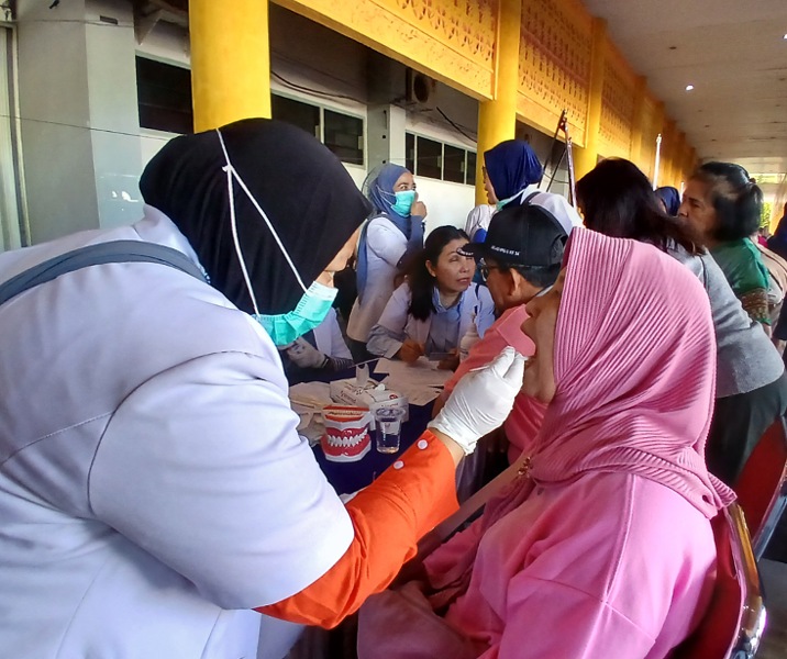 Warga menjalani pemeriksaan kesehatan gratis. Foto: Surya/Riau1.