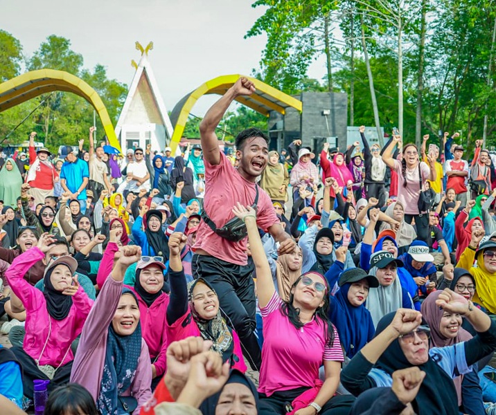 Warga Rumbai usai mengikuti jalan santai di halaman parkir Stadion Kaharuddin Nasution. Foto: Istimewa.
