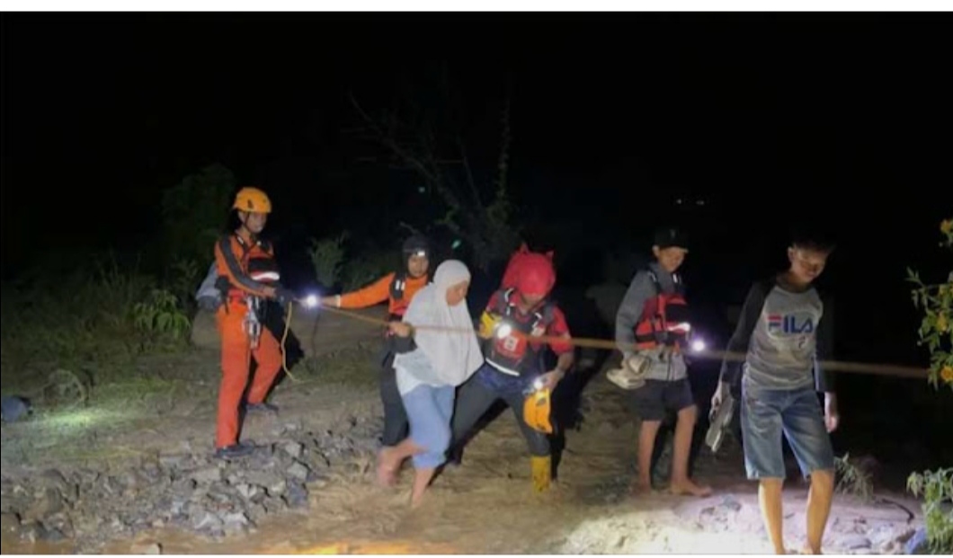 Evakuasi korban banjir Agam
