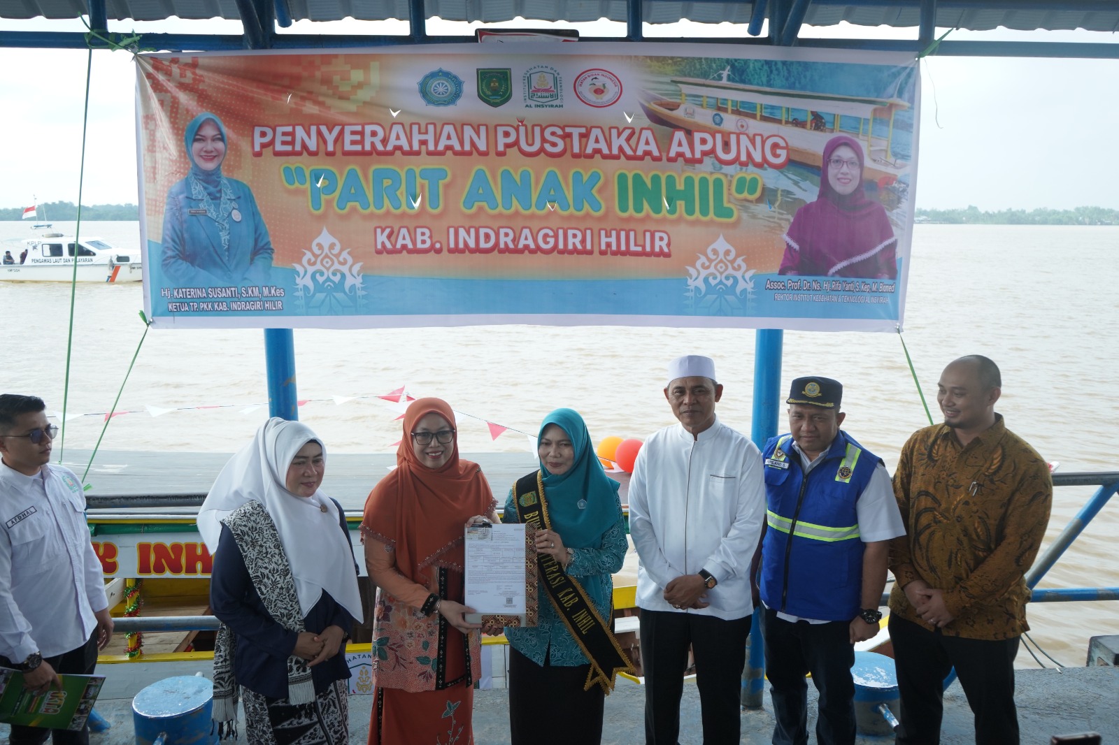 Penyerahan Bantuan Pustaka Apung